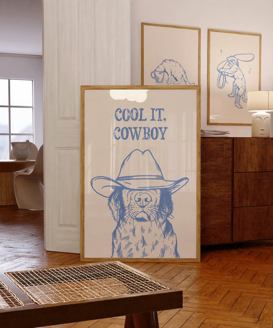 Cool It Cowboy Retro-Kunstdruck von SHENCHEN in Blau als Vintage Wandkunst mit Hundemotiv - Bild 1