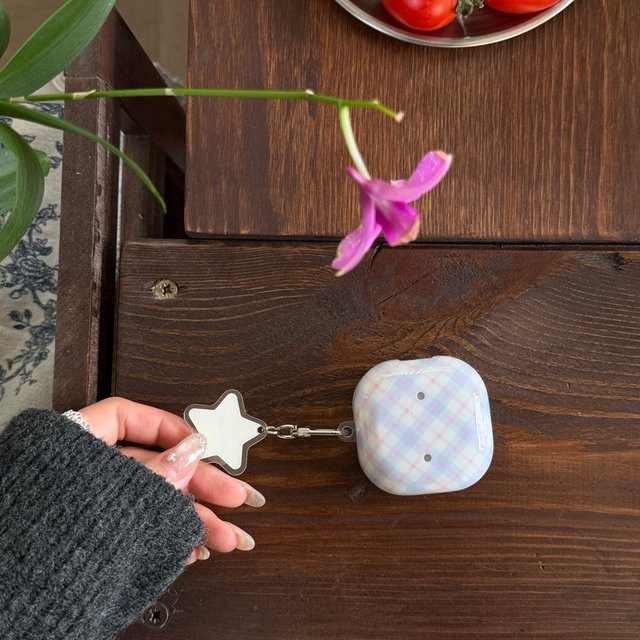 Retro Schutzhülle mit blauem Karomuster und Sternanhänger für Samsung Galaxy Buds4 Pro, Buds3 Pro, Buds2 Pro und Buds FE Live - Bild 1