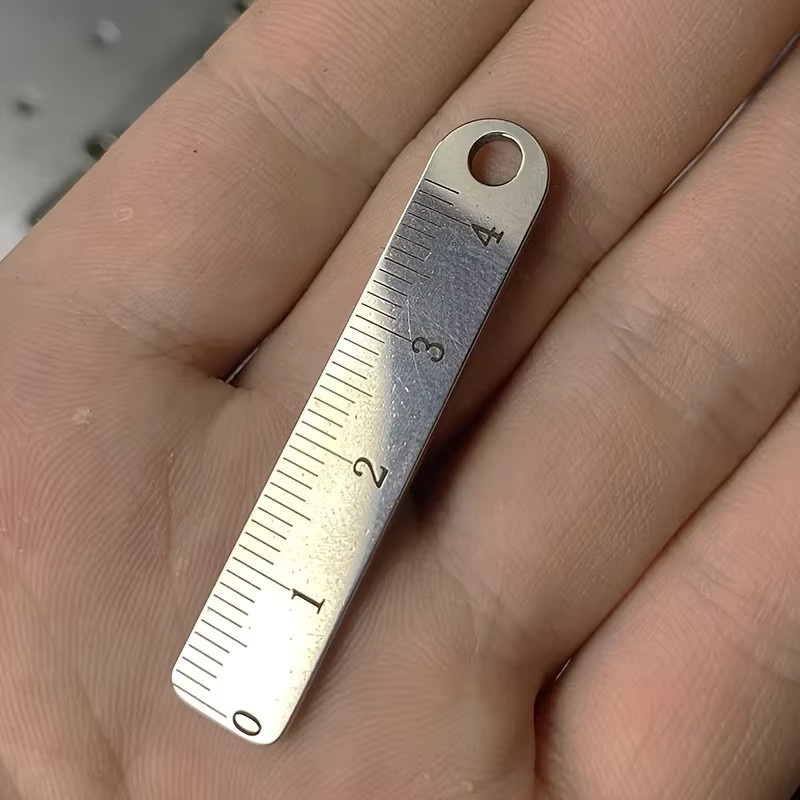 Tragbares Mini-Lineal aus Edelstahl mit Schlüsselanhänger in Silber für Büro und Schule - Bild 2