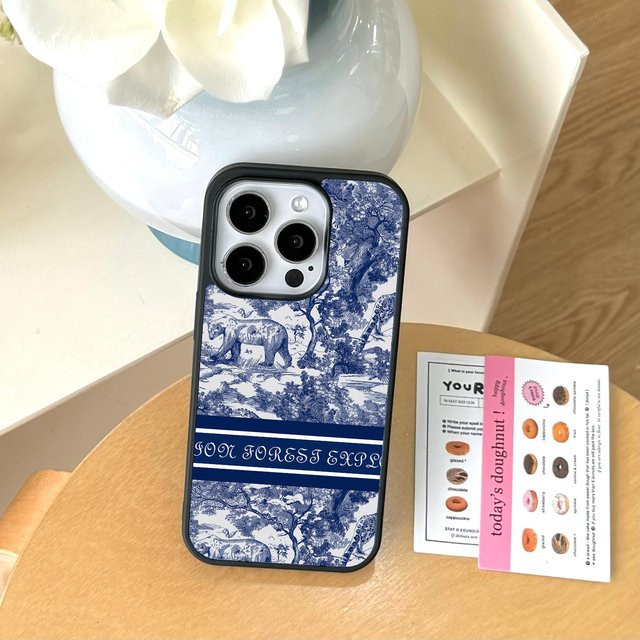 VNTK Handyhülle mit klassischem Blumen-Design für iPhone 16 15 14 13 12 11 Pro Max Plus in Blau, sturzsicheres Luxus Cover - Bild 1