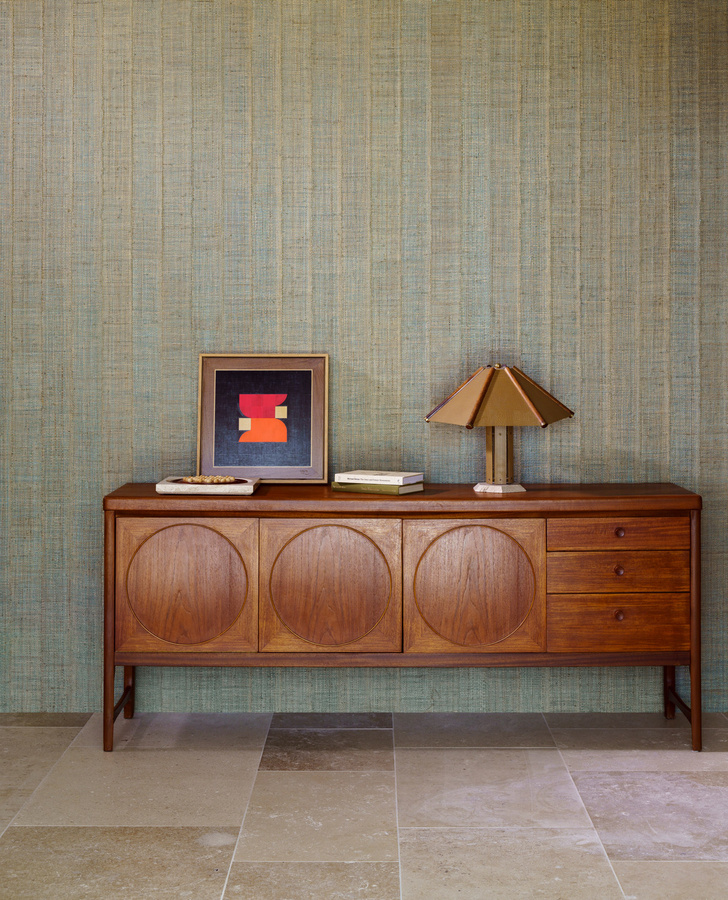 Arte Wallpaper Farini Jade in Grün mit Textiloptik und Streifenmuster im Mid-Century-Stil - Bild 1