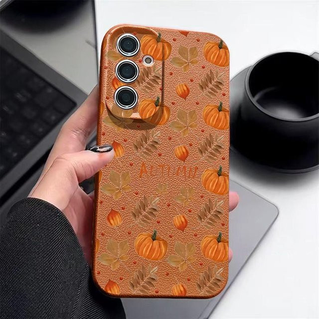 Handyhülle mit Herbst Kürbisdruck für Samsung Galaxy S25 Ultra S24 S23 S22 FE A56 A55 A54 A36 A15 A16 A52 A52S aus Silikon mit Ledertextur in Braun - Bild 1