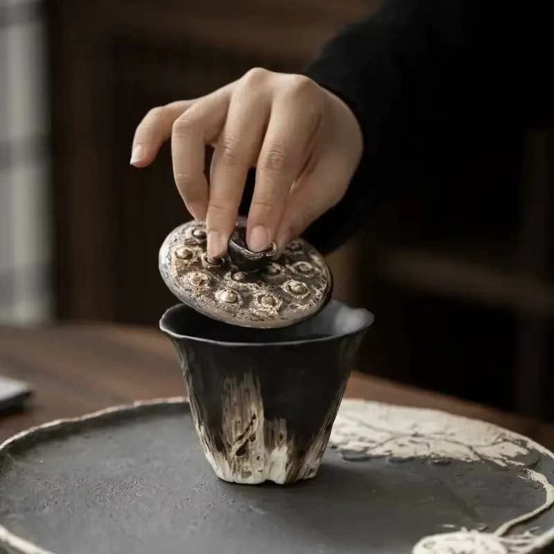 Handgemachte Keramik Tee-Schüssel mit Deckel im Wabi Sabi Stil, Lotus-Prägung, Schwarz, 200 ml - Bild 2