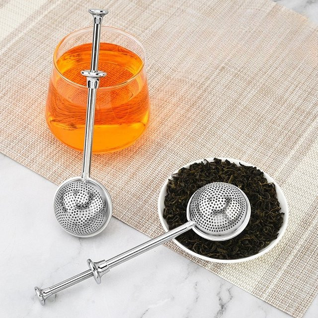 Wiederverwendbares Tee-Ei aus Edelstahl mit Mesh-Filter in Silber für losen Tee und Kräuter - Bild 1