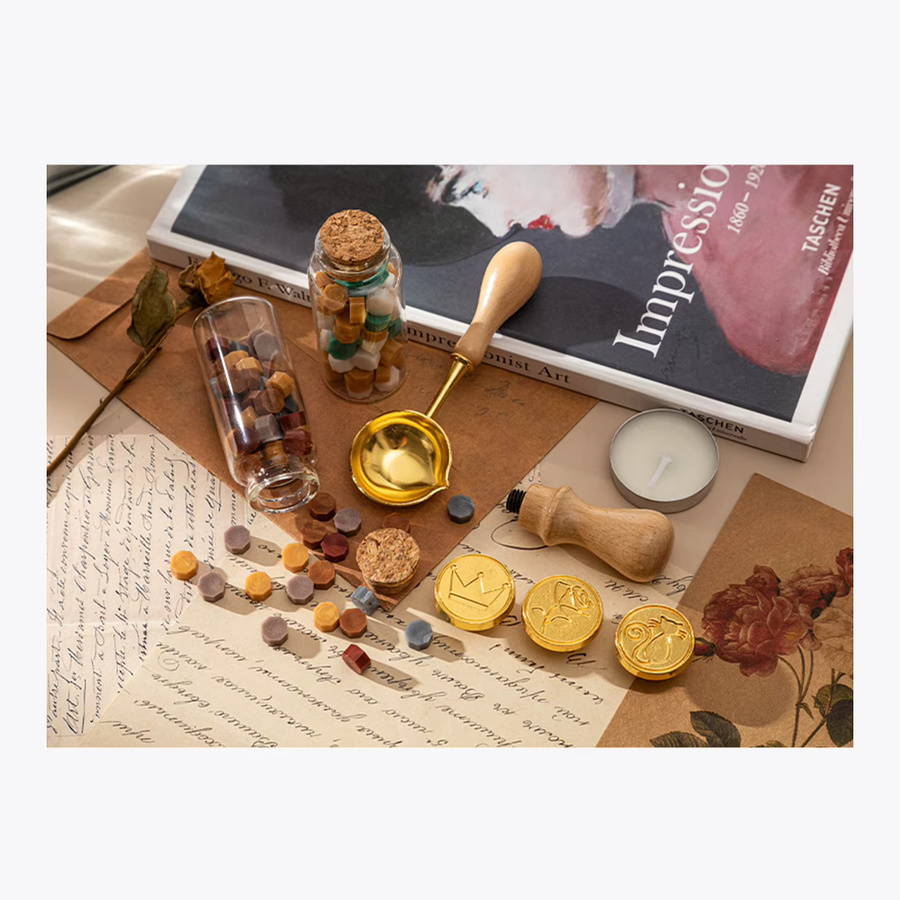 Wachssiegel-Stempel-Set mit 3 Siegelstempeln und 2 Flaschen Wachsperlen inklusive Löffel und Kerze im Vintage-Design für Briefe und Umschläge - Bild 2