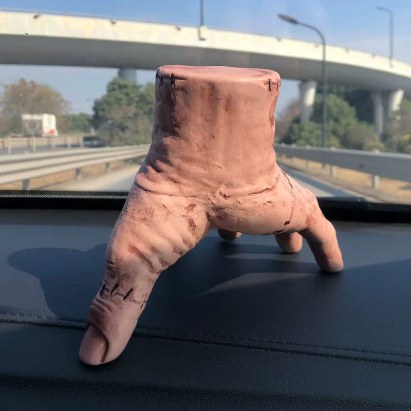 Halloween Horror Requisiten Adams Family Gebrochene Hand aus Latex und Kunstharz als Deko-Statue in Grau und Mehrfarbig - Bild 1