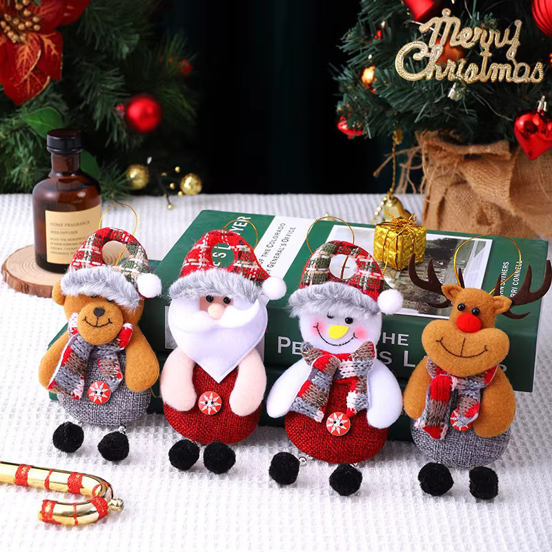 Ataozhekou Weihnachtsanhänger aus Stoff mit Elch, Bär, Weihnachtsmann und Schneemann in Multicolor als hängende Weihnachtsbaum-Dekoration - Bild 3