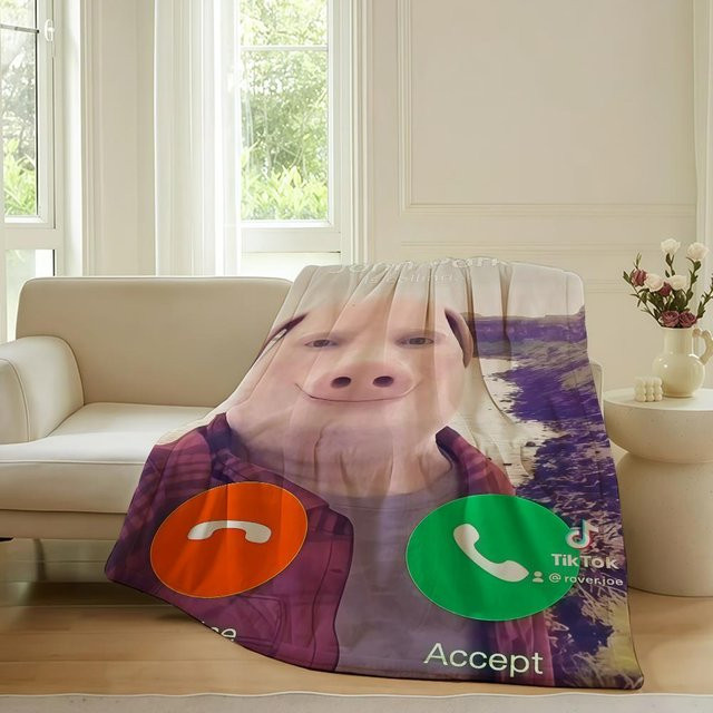 Weiche und warme John Pork Decke von Panika Chen in Multicolour, B/H: 100 x 150 cm - Bild 1