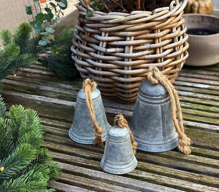 3er Set Weihnachtsglocken aus Zink in Grau mit Schnur als hängende Nikolaus-Weihnachtsdekoration im Landhausstil - Bild 1