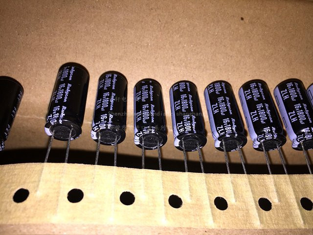 Rubycon ZLH Serie Elektrolytkondensator 1800uF 16V, 10 Stück, Schwarz, B/T/H: 1,0 x 2,3 cm - Bild 1