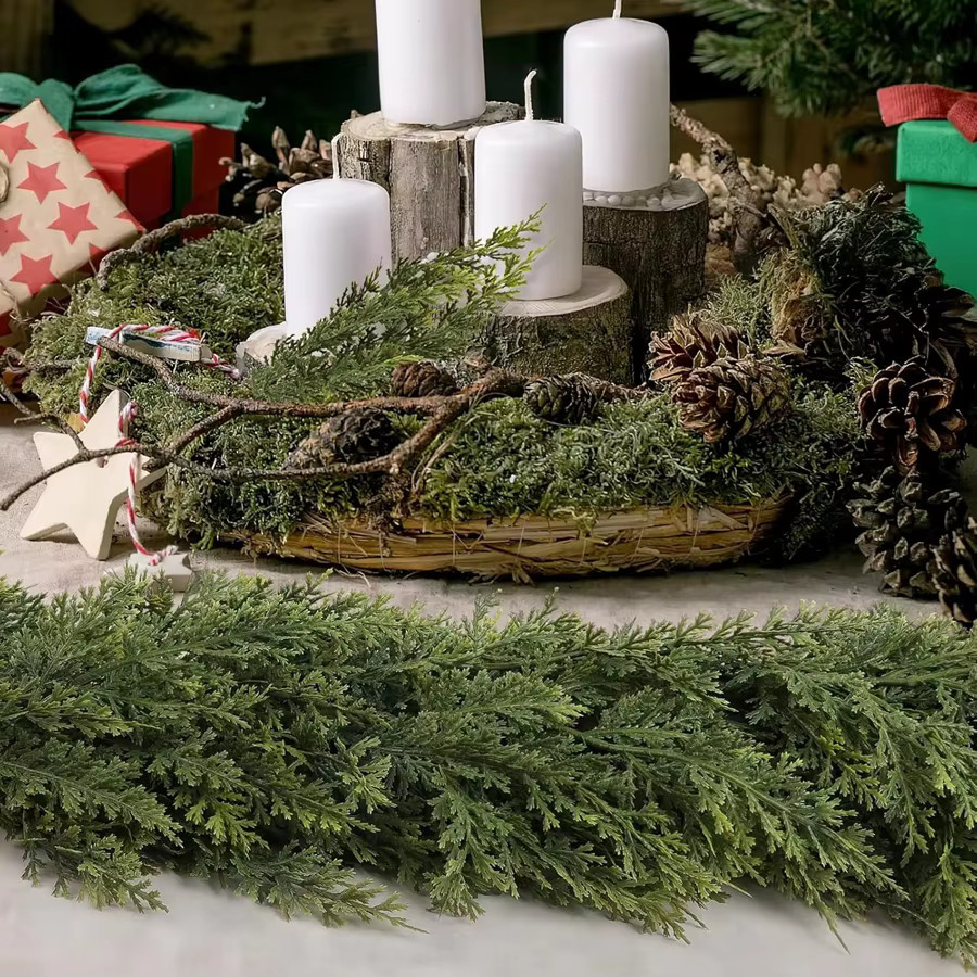 Künstliche Weihnachts-Girlande aus grünen Zypressen- und Kiefernzweigen mit Rattan-Elementen für deine Dekoration im Haus oder Garten - Bild 2