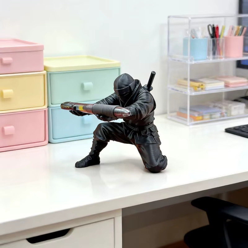 3D Ninja Stifthalter aus Kunststoff in Schwarz als kreative Schreibtischdekoration - Bild 4