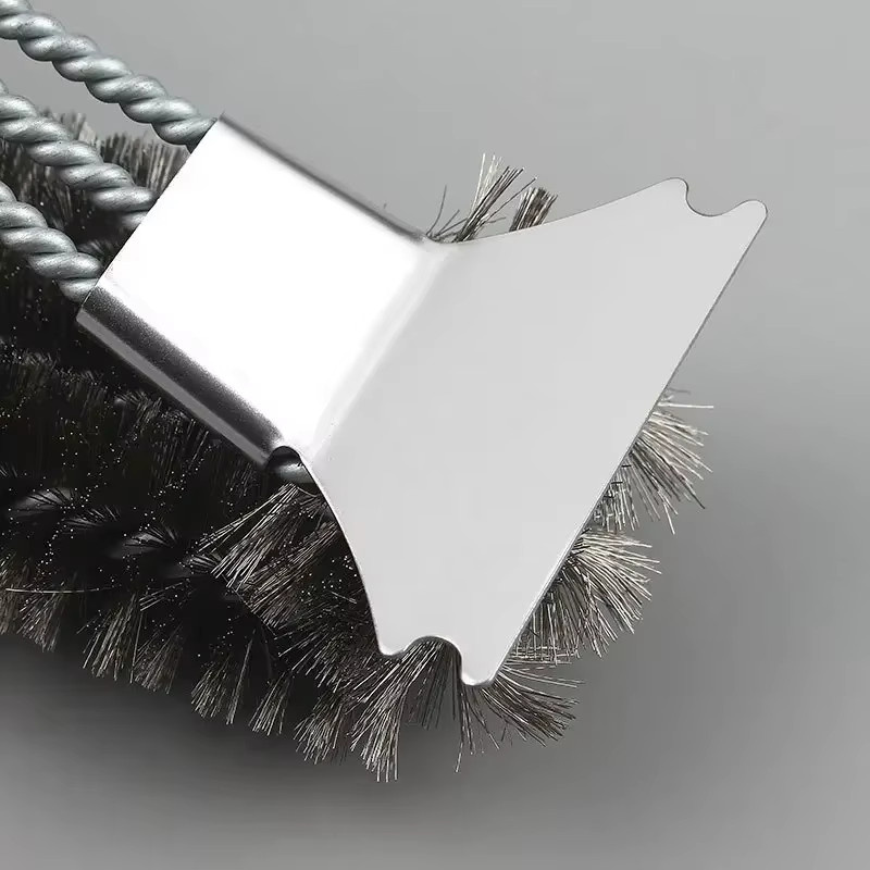 3-in-1 Grillreinigungsbürste und Schaber aus Edelstahl in Silber, 18 Zoll - Bild 4