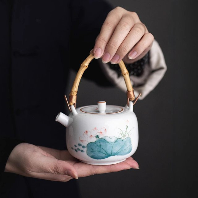 Handbemalte Lotus-Teekanne aus weißer Keramik mit Bambusgriff und integriertem Teesieb im Vintage-Stil für die Gongfu-Teezubereitung - Bild 1