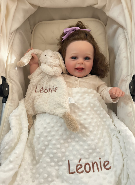 NanBeiCat Personalisiertes Babydecken-Set mit bestickten Buchstaben, Kinderwagen-Puppen und Hasen-Kuscheltier in Blau und Weiß aus Polyester - Bild 1