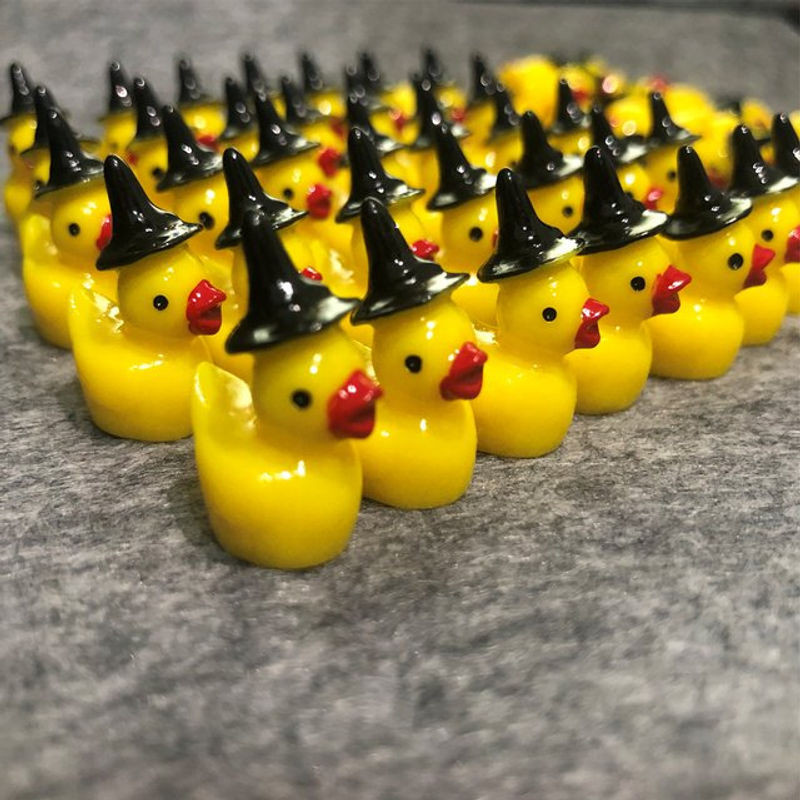 5 oder 10 Stück Mini-Enten-Miniaturen mit Halloween-Hexenhut aus Kunstharz in Gelb für Feengarten und DIY-Handwerksdekoration - Bild 1