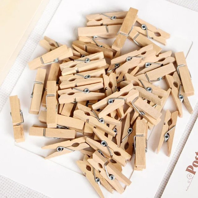 Mini Holzklammern aus Naturholz in Braun und Beige, 25 mm Fotoklammern und Wäscheklammern für DIY-Projekte und Hochzeitsdekoration - Bild 1