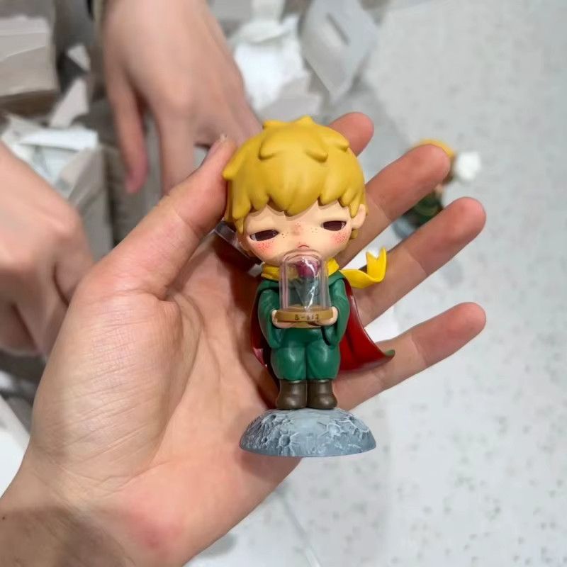 POP MART Hirono X Le Petit Prince Blind Box Serie Anime Figur als dekoratives Desktop Spielzeug in Multicolor - Bild 1