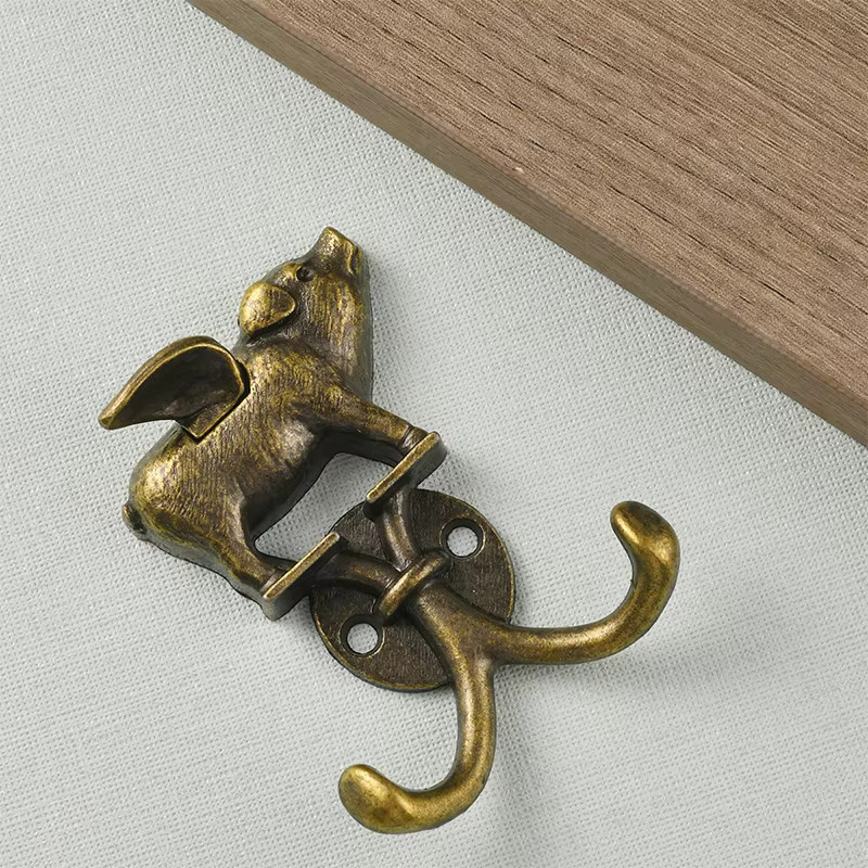 Flying Pig Wandhaken aus Metall in Gold als dekorative Kleiderstange und Handtuchhaken für Badezimmer, Küche oder Schlafzimmer - Bild 1
