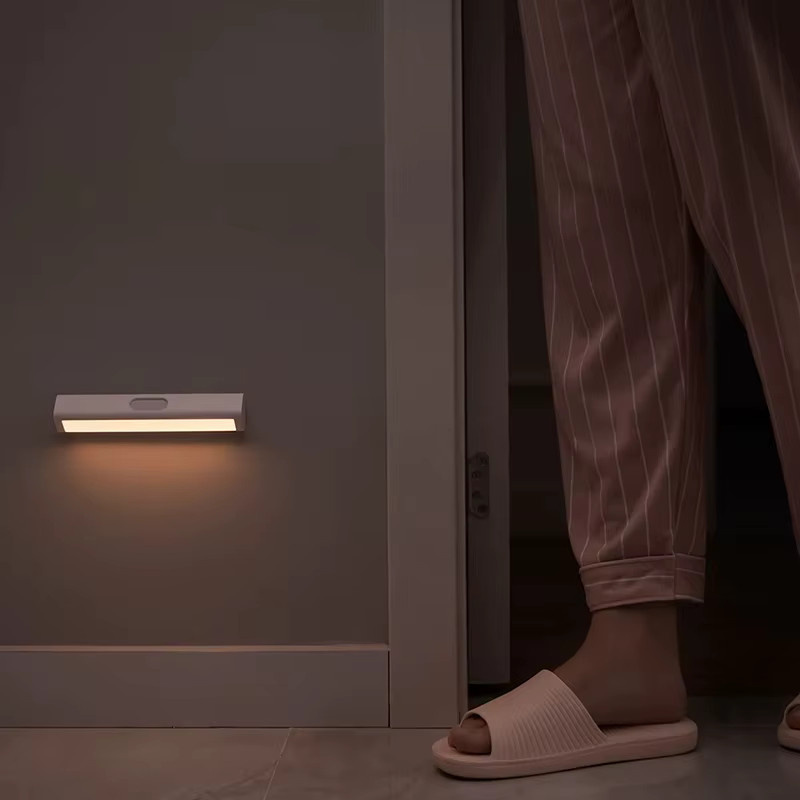 Aqara LED-Balkenlicht mit Bewegungsmelder, kabelloses magnetisches Nachtlicht in Weiß mit warmweißem Licht und wiederaufladbarem Akku für Küche und Schlafzimmer - Bild 2