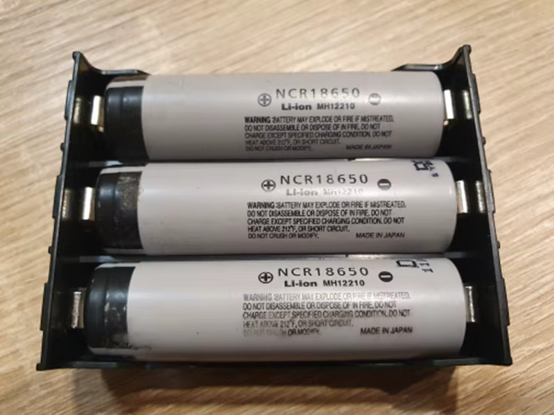 Schwarzes 18650 Batteriegehäuse aus Kunststoff mit 1/2/3/4 Steckplätzen für 3,7V-4,2V DIY Batterie-Aufbewahrungsbox mit festen Pins - Bild 2