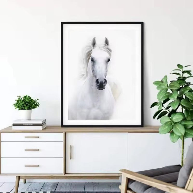 Modernes Pferdeporträt-Leinwandbild mit laufenden Pferden in Weiß, Rechteckiges Wandkunst-Poster im Hochformat - Bild 1