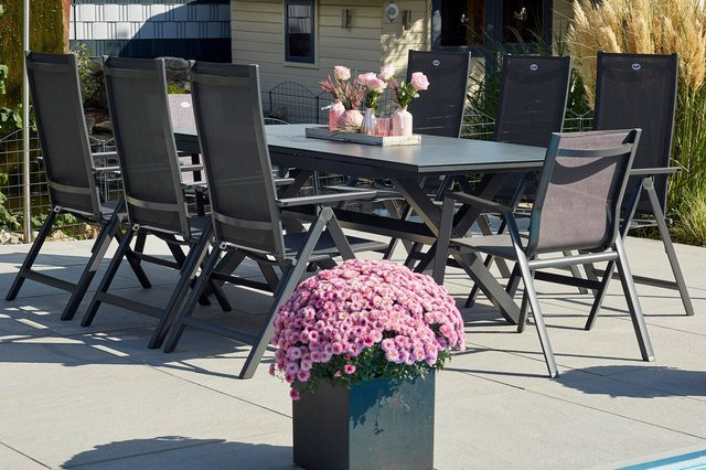 Hartman Xanadu Aruba Garten-Essgruppe aus Aluminium und Glaskeramik in Anthrazit und Schwarz mit 2 Stapelsesseln, 6 Klappstühlen und ausziehbarer rechteckiger Tischplatte - Bild 1
