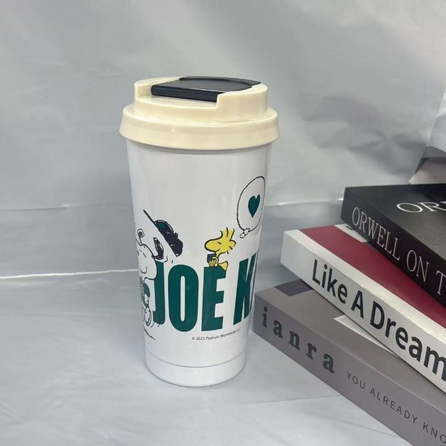 Starbucks x Snoopy Limited Edition Thermobecher mit Peanuts-Print in Weiß, 500 ml - Bild 1