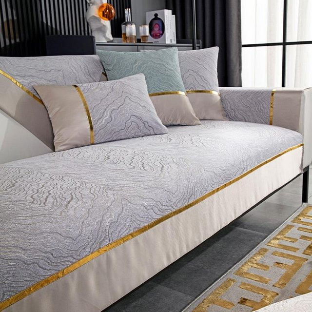 Luxuriöser Chenille Sofabezug mit Blattmuster und goldenem Rand von Super Six, rutschfestes Couchkissen für dein Wohnzimmer, B/B/H: 70 x 70 cm, Farben: Beige, Grau oder Gold - Bild 1