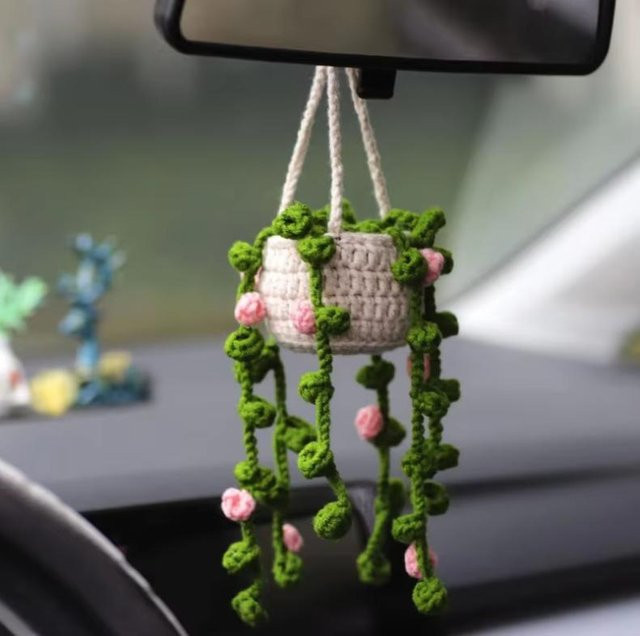 Handgehäkeltes Sukkulenten-Auto-Ornament von Rd lala in Rosa und Grün als dekoratives Innenraum-Zubehör - Bild 1