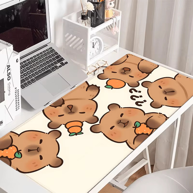 Extra großes Mauspad mit Capybara und Mandarinen Motiv in Multicolour, rutschfeste Gummiunterseite und genähte Kanten für Gaming und Büro - Bild 4