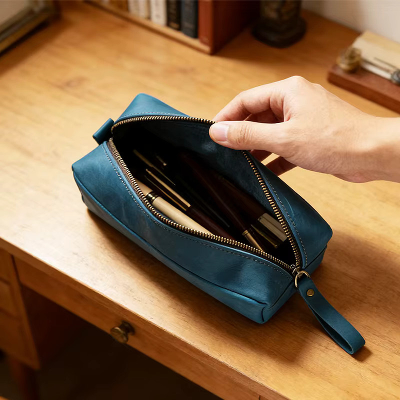 Personalisierte Reise-Kosmetiktasche aus echtem Crazyhorse Leder in Schwarz von GZGUANDA - Bild 2
