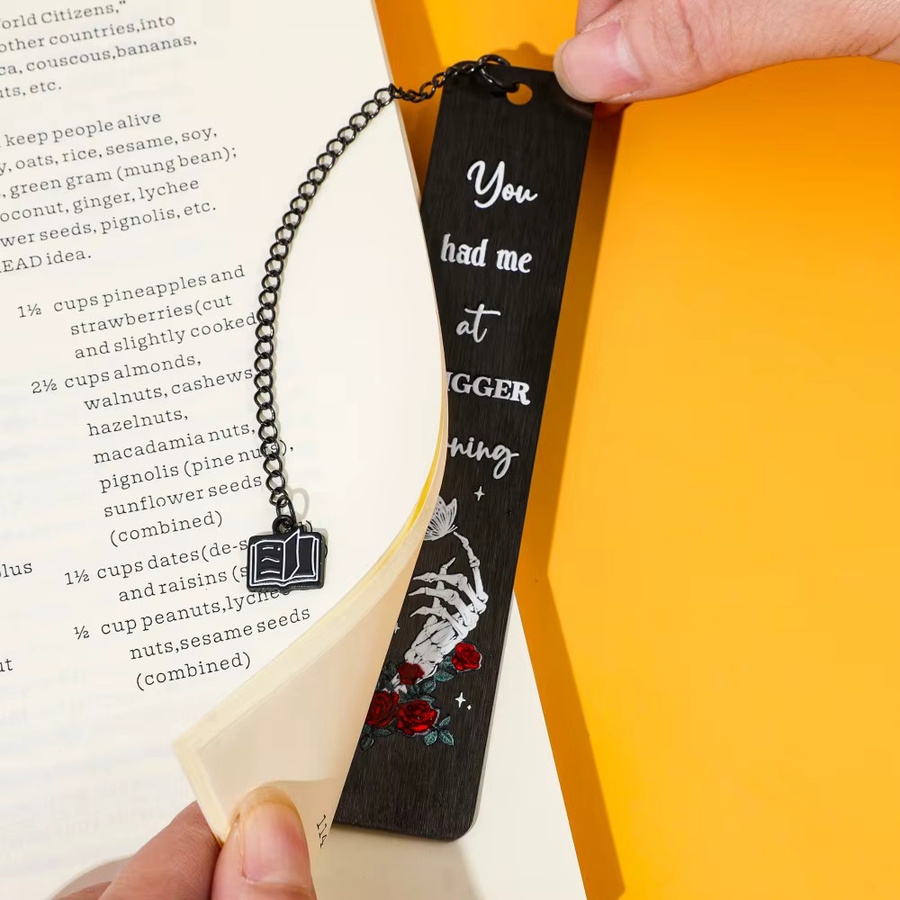 Metall Lesezeichen XOXO in Schwarz mit Buchanhänger als Geschenk für Frauen und Studenten - Bild 3