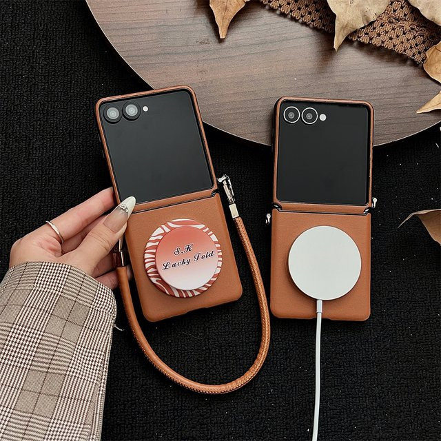 Luxuriöse magnetische PU-Leder Handyhülle mit Handschlaufe und MagSafe Wireless Charging für Samsung Galaxy Z Flip 7 FE, Z Flip 6, Z Flip 5, Z Flip 4, Z Flip 3 in Braun - Bild 1