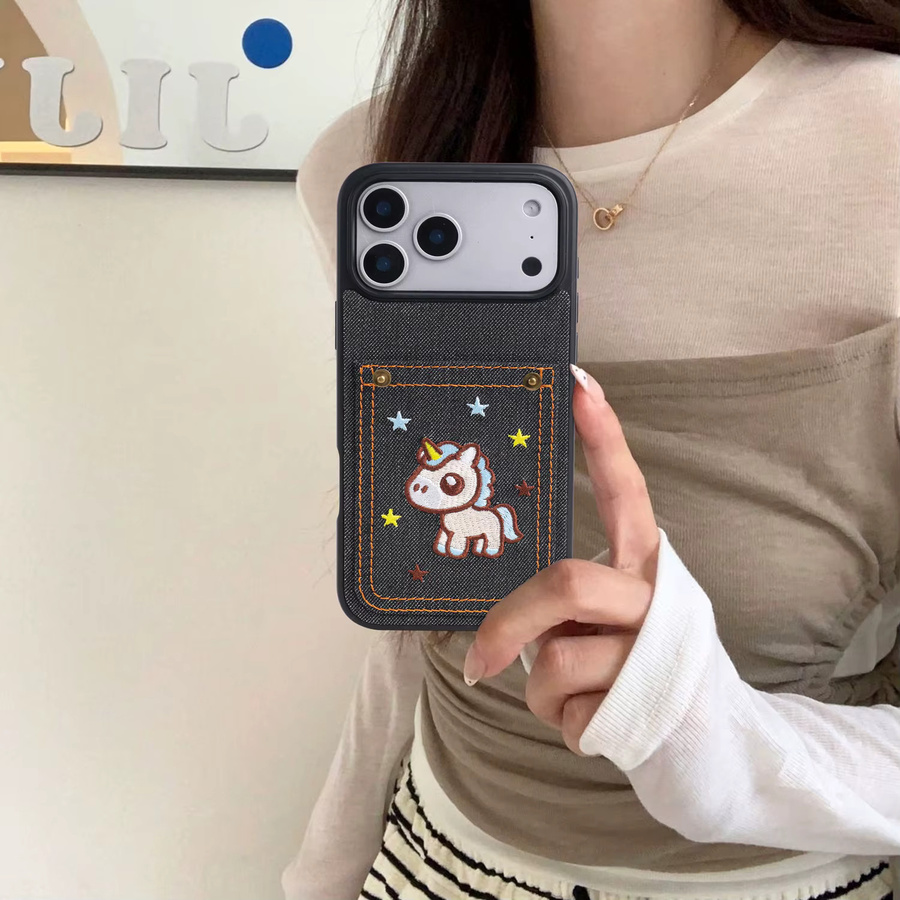 Niedrige iPhone Handyhülle aus Denim-Kunstleder in Blau mit besticktem Pferd und Kartensteckplatz im koreanischen Cartoon-Stil - Bild 3