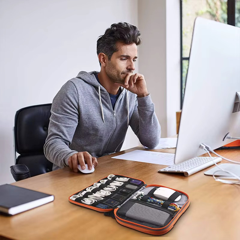 Multifunktionale Reise-Kabelaufbewahrung und Gadget-Organizer in Grau für USB-A und USB-C Kabel - Bild 4