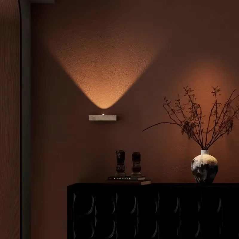Moderne LED-Wandleuchte aus gelbem Travertin-Stein in Beige im minimalistischen Wabi-Sabi-Design für Schlafzimmer und Hotels - Bild 2