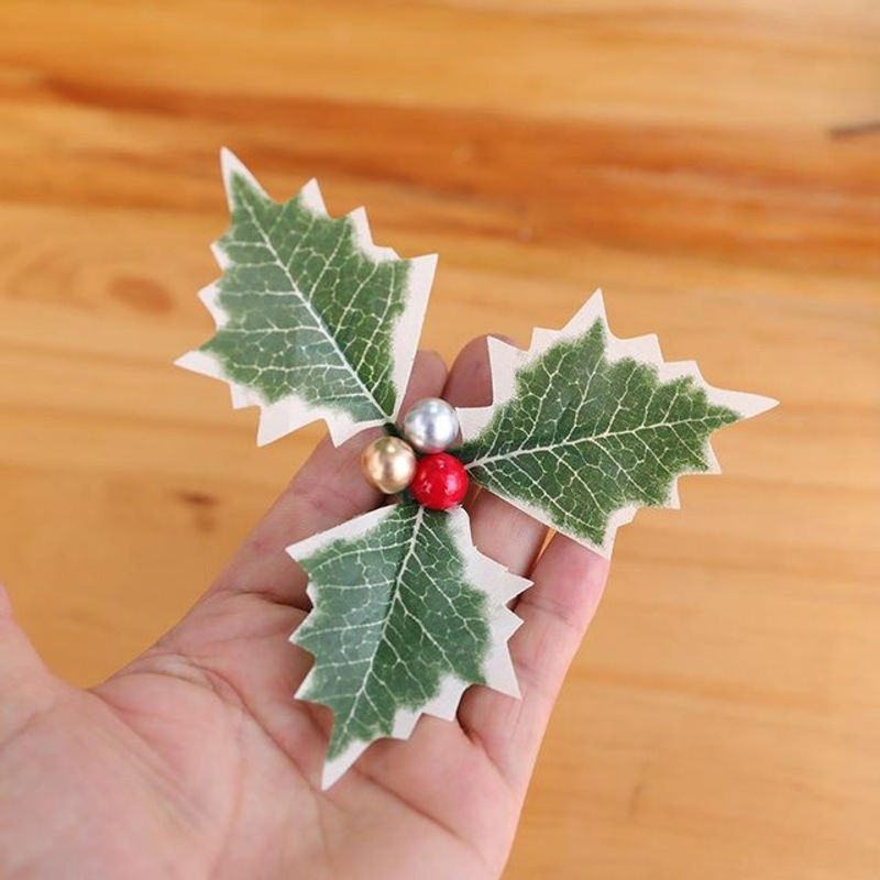 10 Stück künstliche Stechpalmen mit roten Beeren und grünen Blättern von Love Home Garden für deine Weihnachtsdekoration - Bild 1