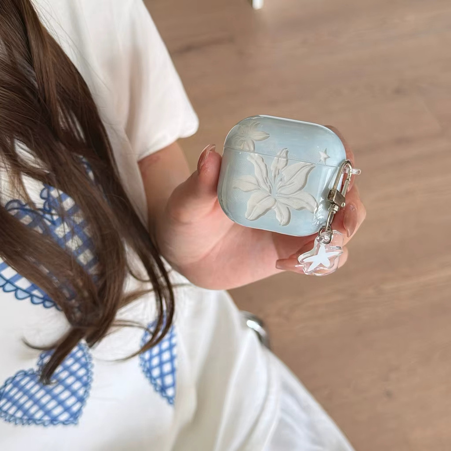Stoßfeste Apple AirPods Schutzhülle im koreanischen Stil mit hellblauen Lilien und Anhänger, Farbe: Blau - Bild 4