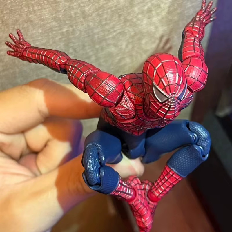 Hot Toys Marvel Spider-Man Actionfigur im Maßstab 1:12, voll bewegliche Sammelfigur in Rot - Bild 4