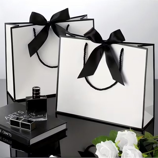 Elegantes Geschenktüten-Sortiment aus weißem Papier mit schwarzen Bandgriffen für Hochzeiten und Partys - Bild 1