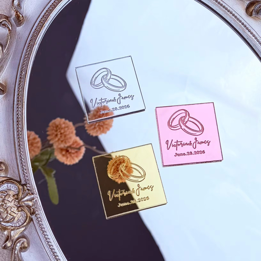 Personalisierte quadratische Namensschilder aus Spiegelacryl mit Gravur in Gold oder Silber für Hochzeiten und besondere Anlässe - Bild 2