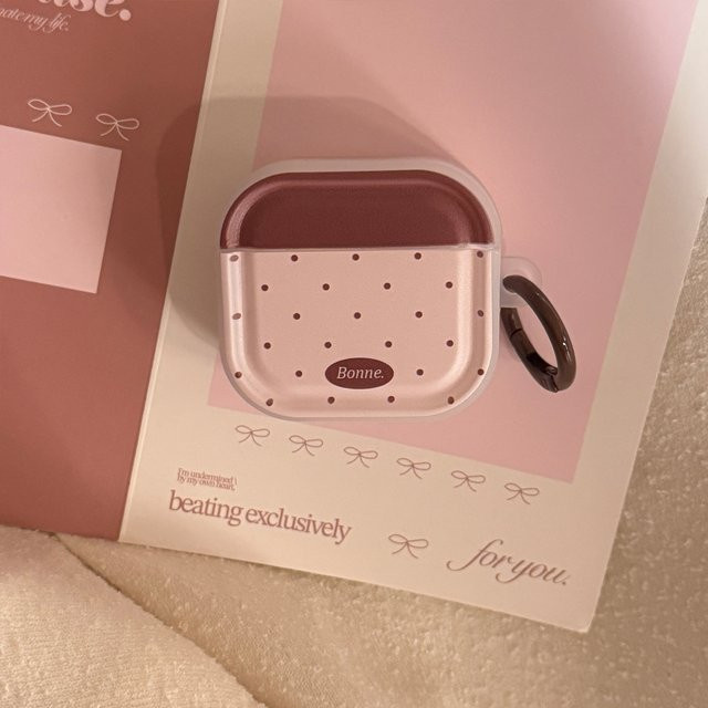 Apple Schutzhülle für AirPods 1 2 3 4 Pro 2 Pro 3 in Braun mit Polka-Dot-Muster und Haken - Bild 1