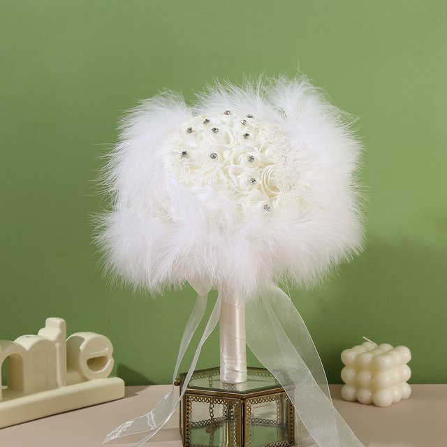 Romantischer Blumenstrauß True Love Gift in Weiß mit Rosen und Federdekoration für Hochzeiten und Tischdekoration - Bild 1
