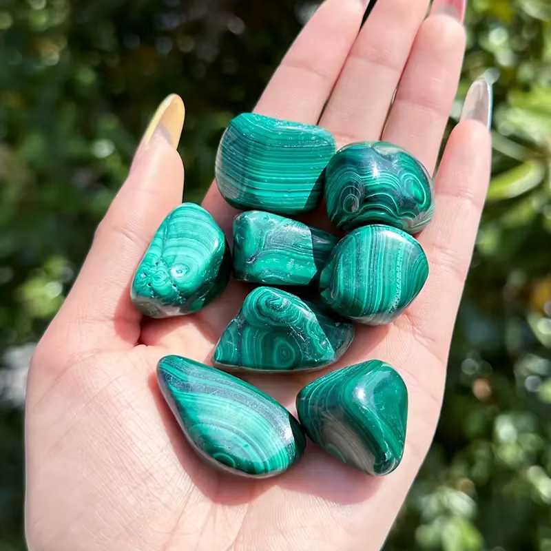 Natürlicher grüner Malachit-Trommelstein in unregelmäßiger Form für DIY-Schmuck und Dekoration - Bild 3