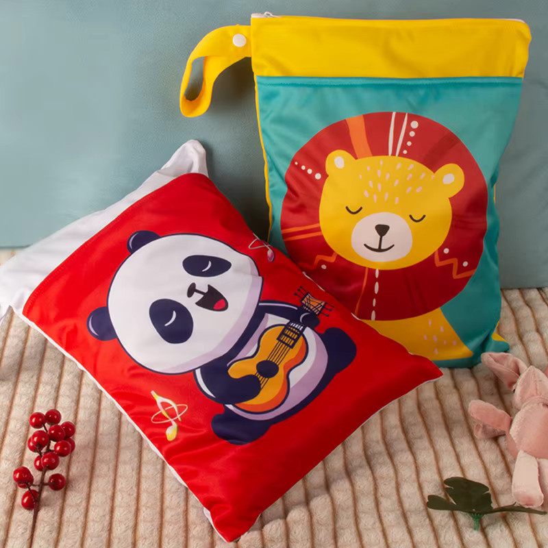 Babyshow 2er Set Baby Windeltaschen mit Cartoon Print, wasserdichte Nass-Trocken-Taschen für unterwegs und Reisen, Mehrfarbig - Bild 2