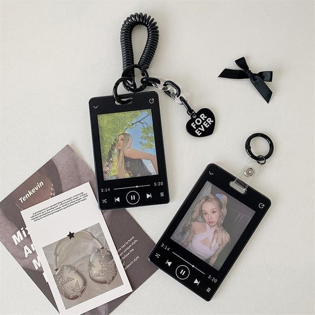 CHENJ Photocard Halter mit Schlüsselanhänger in Schwarz aus Kunststoff - Bild 1