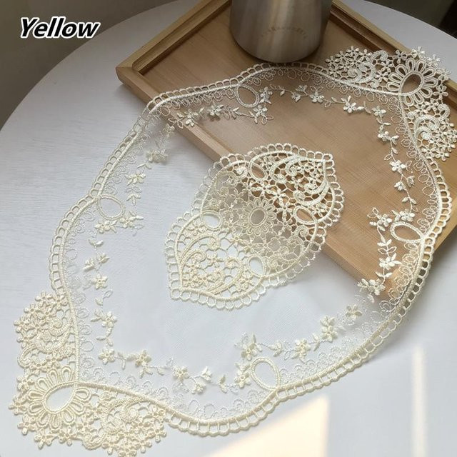 Ovales Tischset aus weißer Spitze mit floralem Muster, B/L: 29 x 51 cm - Bild 1