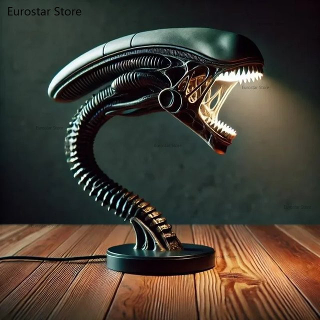 Dekorativer Lampenständer mit Alien-Kreatur von NUOYING in Schwarz aus Kunstharz für dein Schlafzimmer - Bild 1