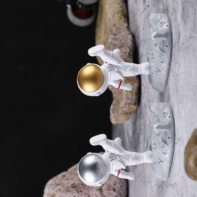 AKABEILA Astronauten-Telefonständer Spaceman Handyhalterung für den Schreibtisch in Weiß - Bild 1